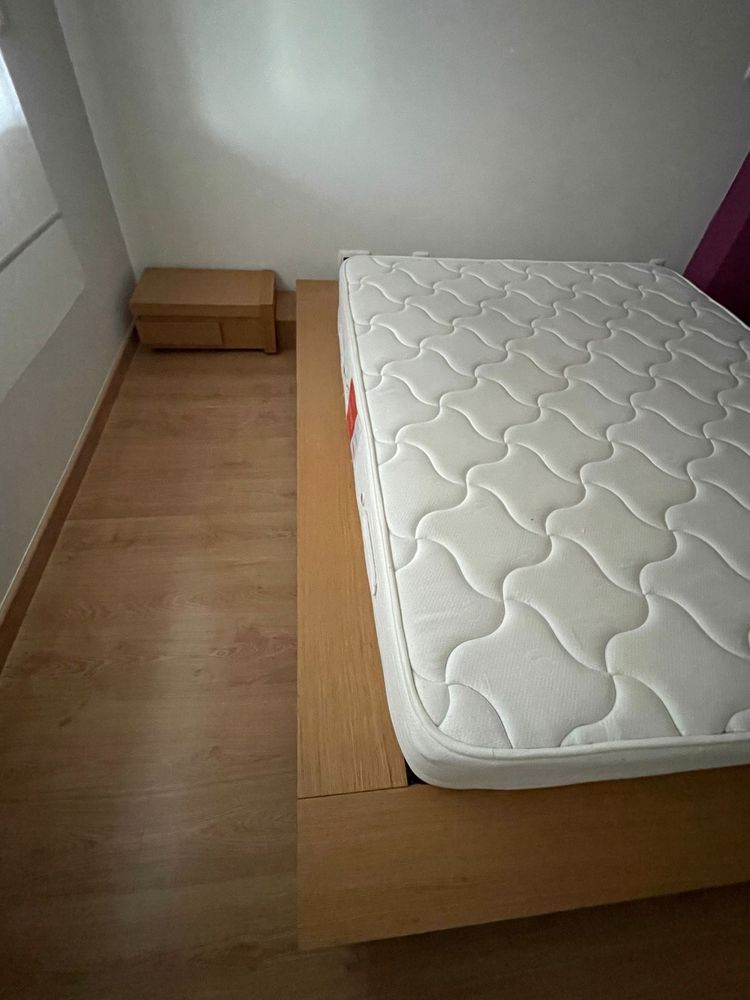 Estrutura de cama com mesa de cabeceira