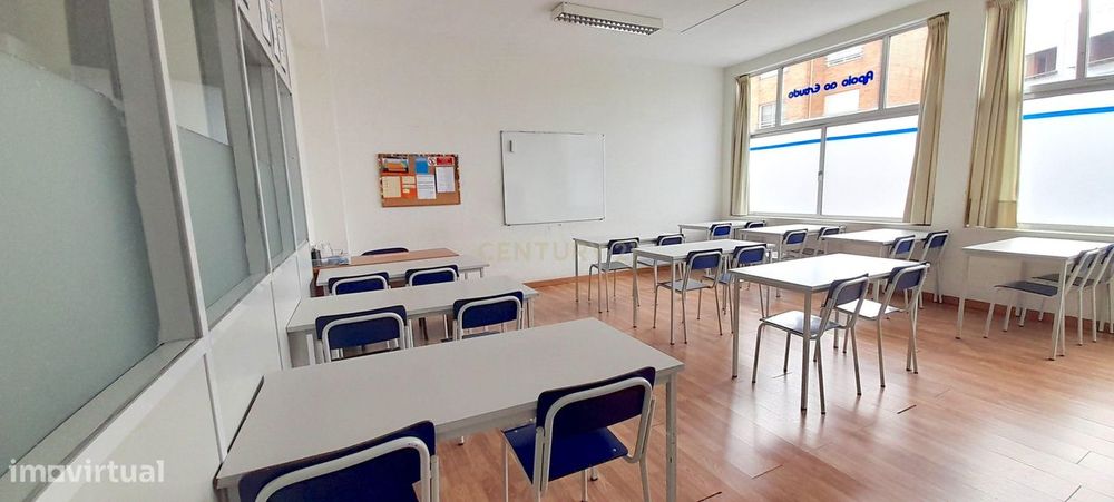 Grandioso Centro de Estudos em pleno funcionamento com diversos serviç