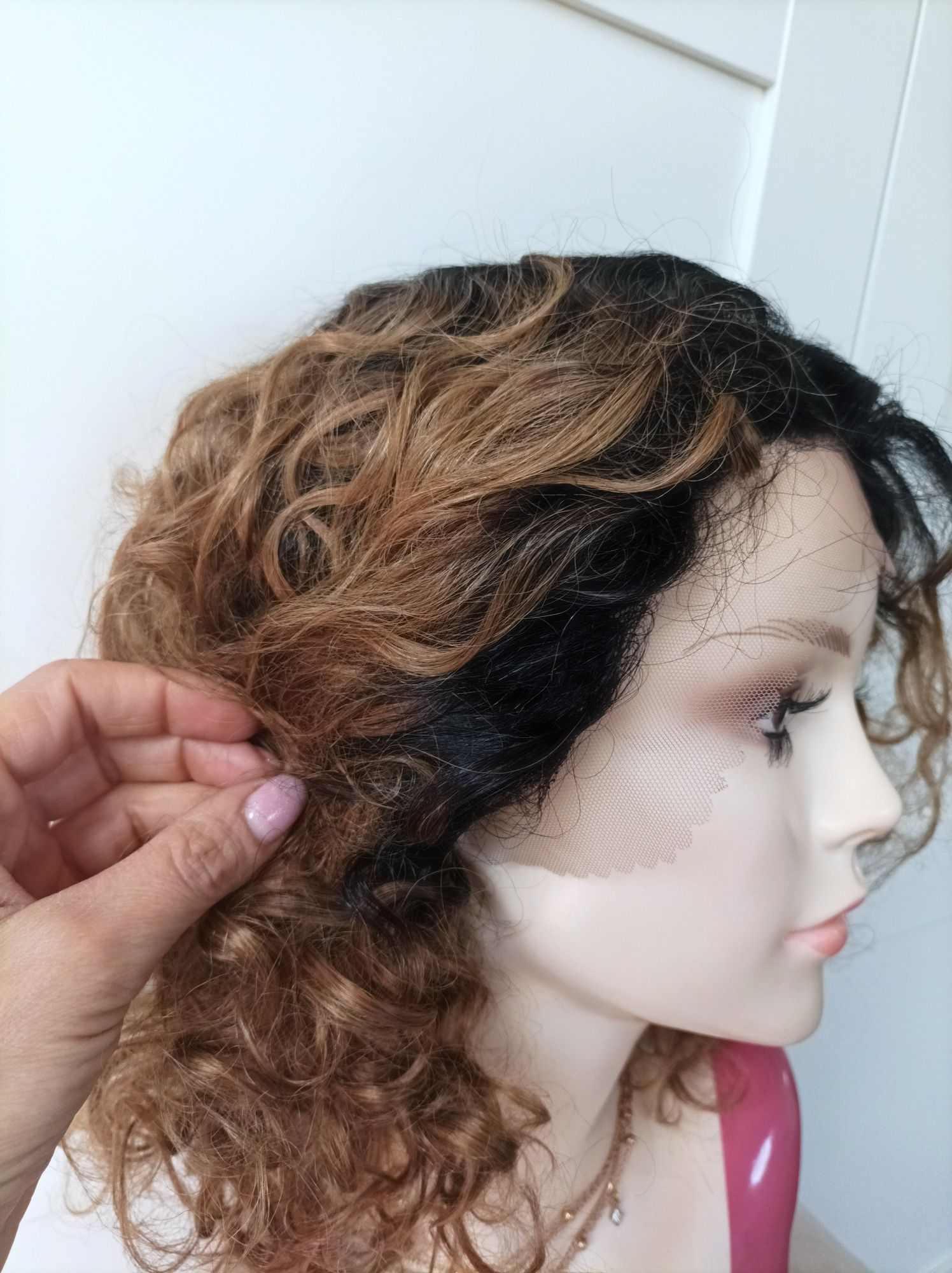 Śliczna nowa peruka lace-front z naturalnych włosów.