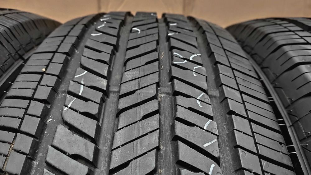 Шини 255/70R18  Bridgestone . 99%. Всесезонні. 245