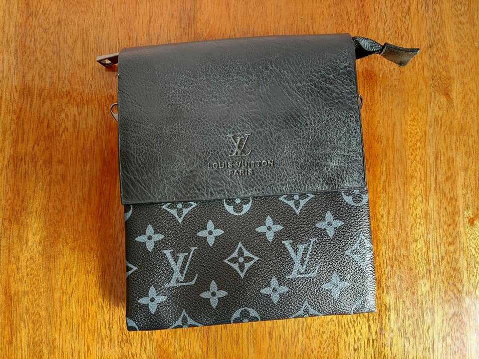 Сумка клач месенджер Louis Vuitton

Розмір 20×16см 

Стан класний 

Ма