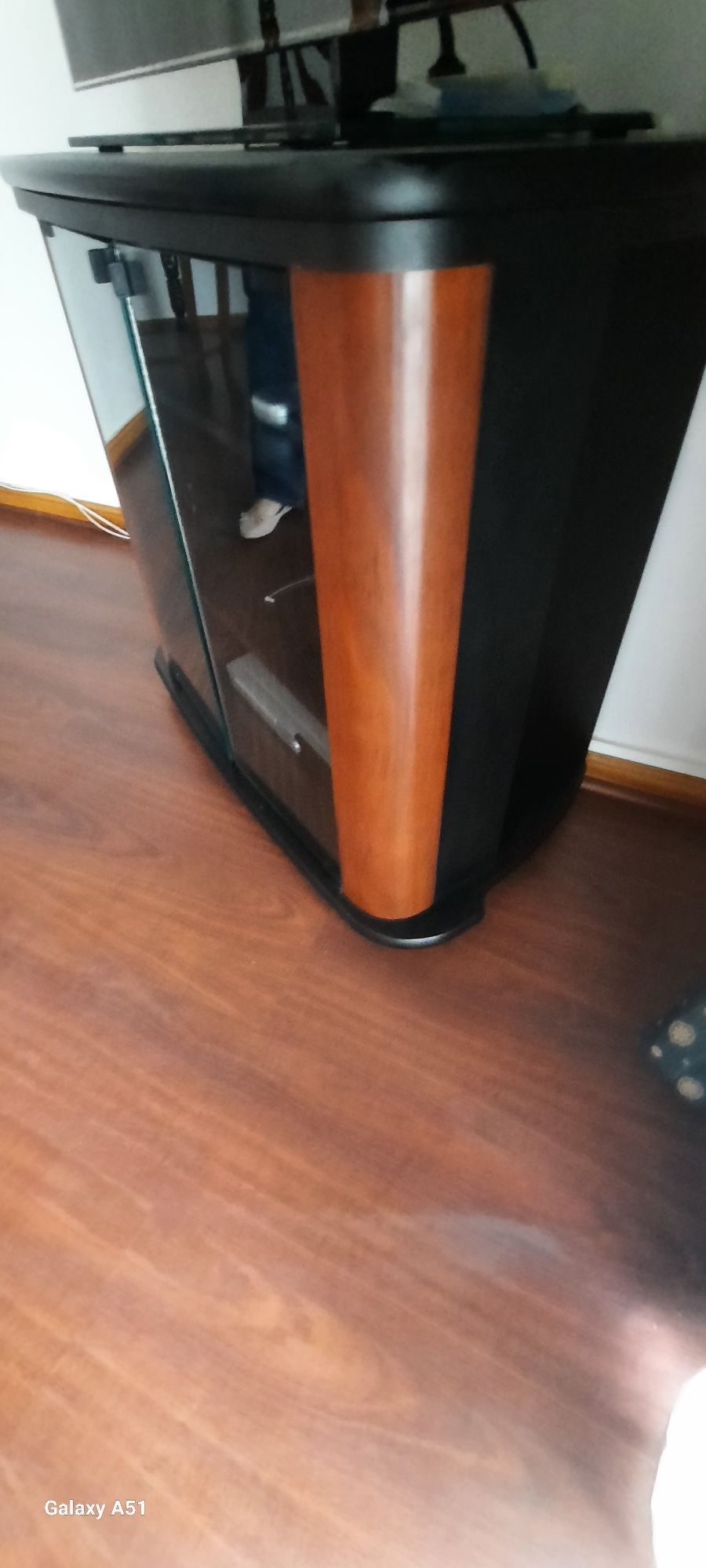 movel de televisão com portas em vidro