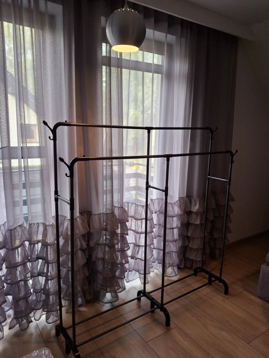 Wieszak stojący, nowy. Sprzedam za połowę ceny.