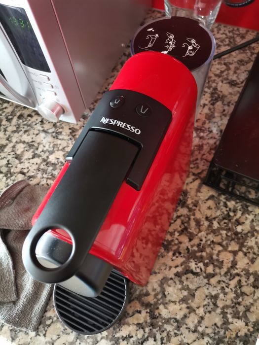 Vendo Máquina de Café Nespresso DeLonghi (COM PROBLEMA)