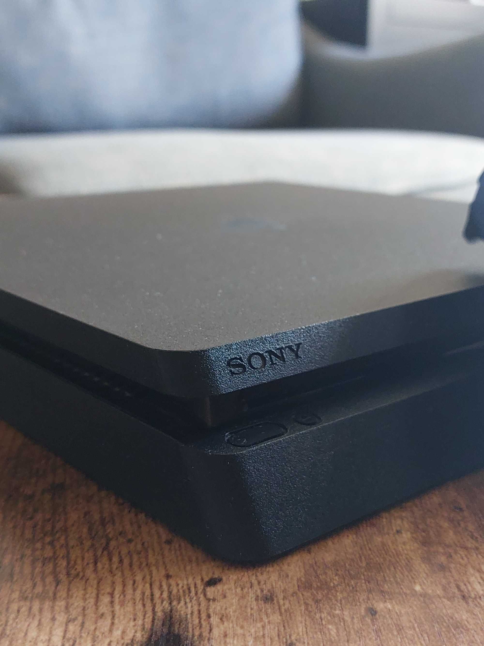 Sprzedam konsolę PS4 slim z padem i grami