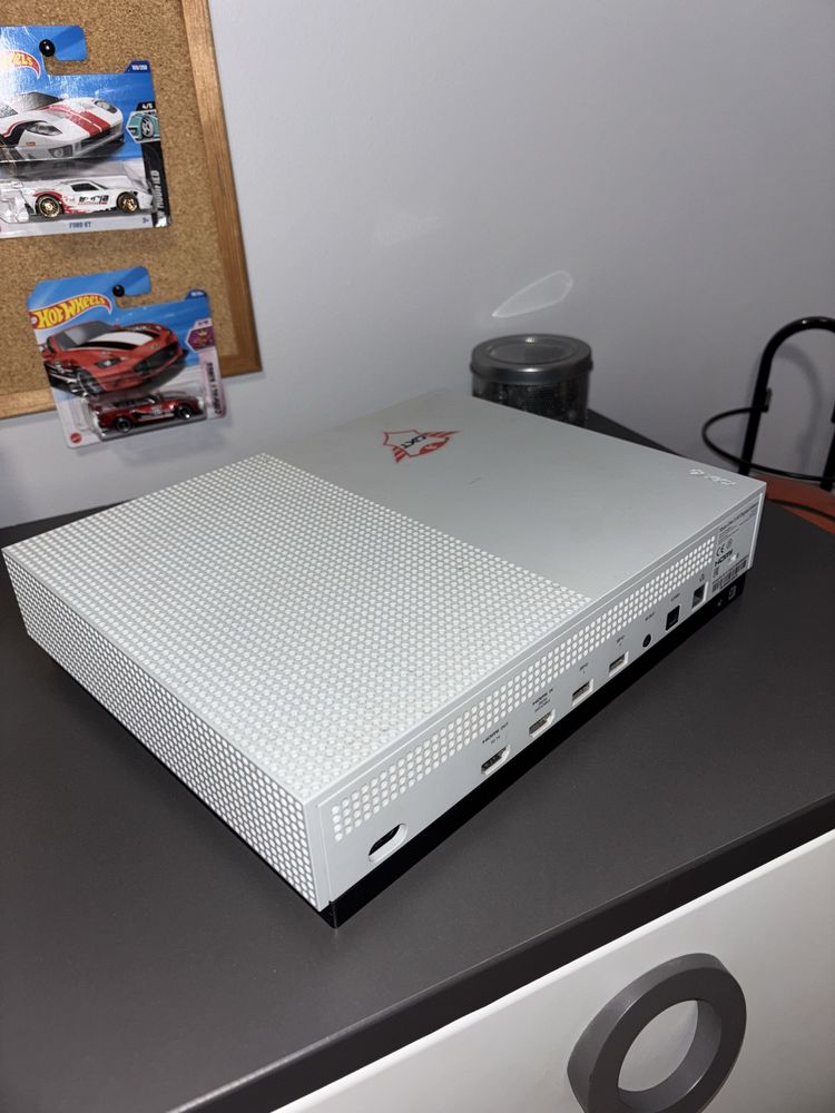 Xbox One S All-Digital 1TB + pad