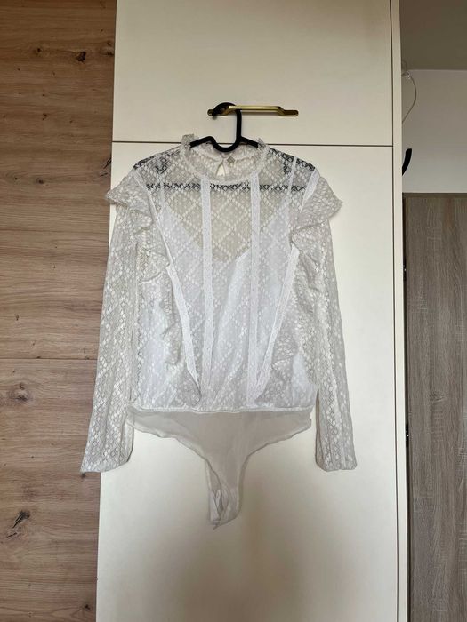 Białe koronkowe body S 36