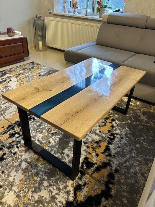 Stół z dębu i żywicy epoksydowej – unikatowy design ręcznie wykonany!