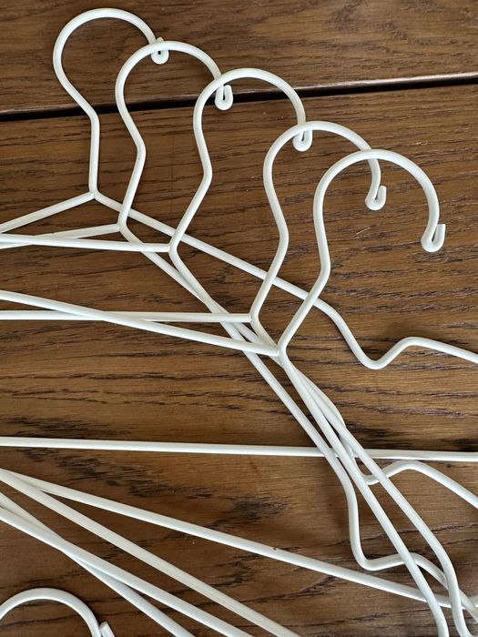 Conjunto de 12 cabides brancis novos e iguais