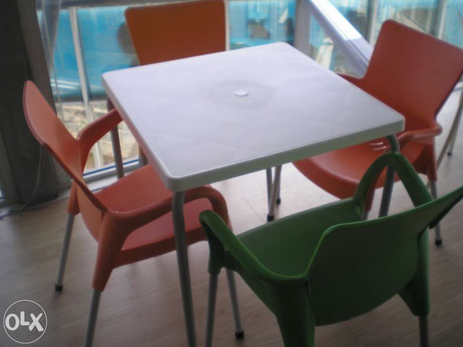 Mesa e 4 cadeiras de esplanada