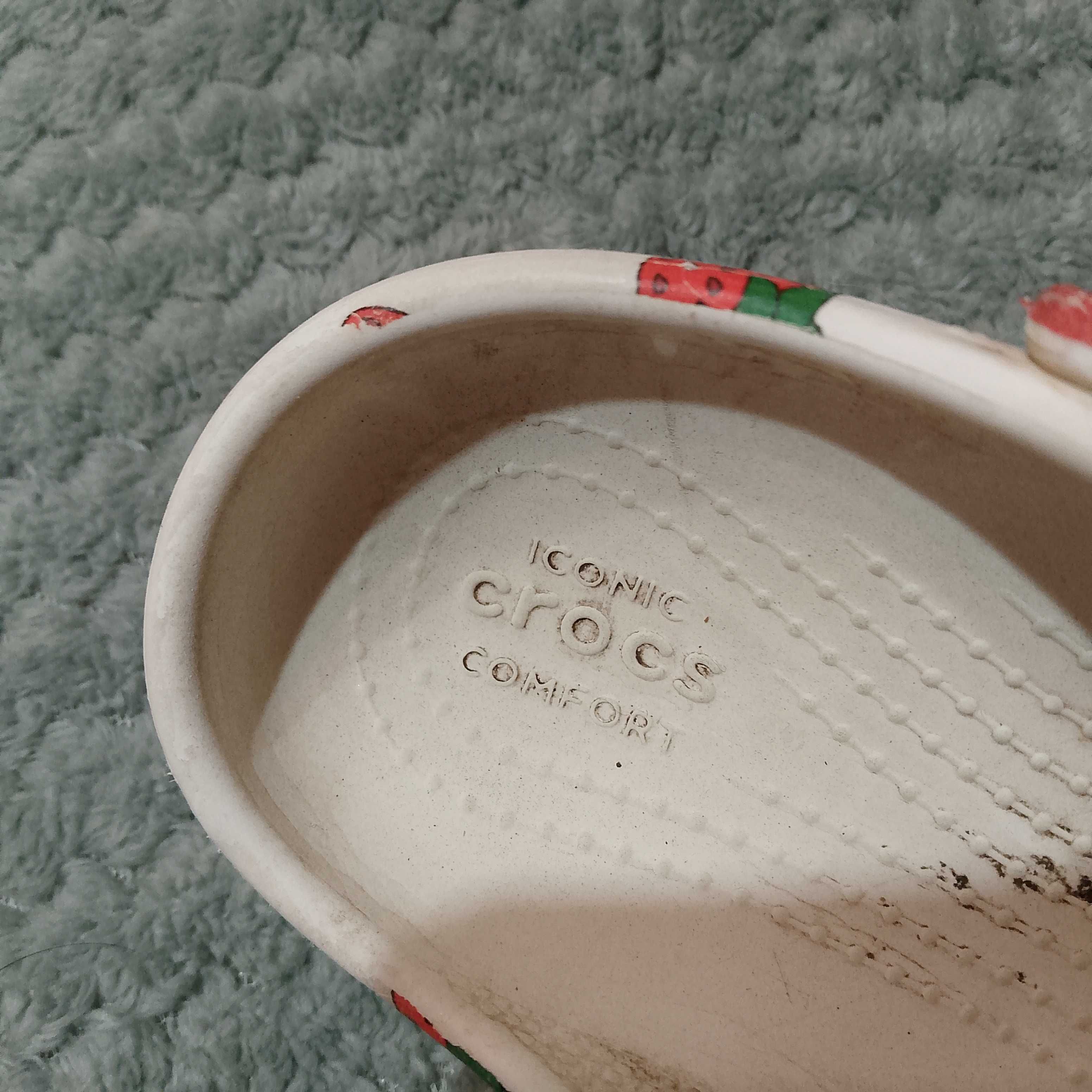 Klapki piankowe w truskawki crocs rozm 12