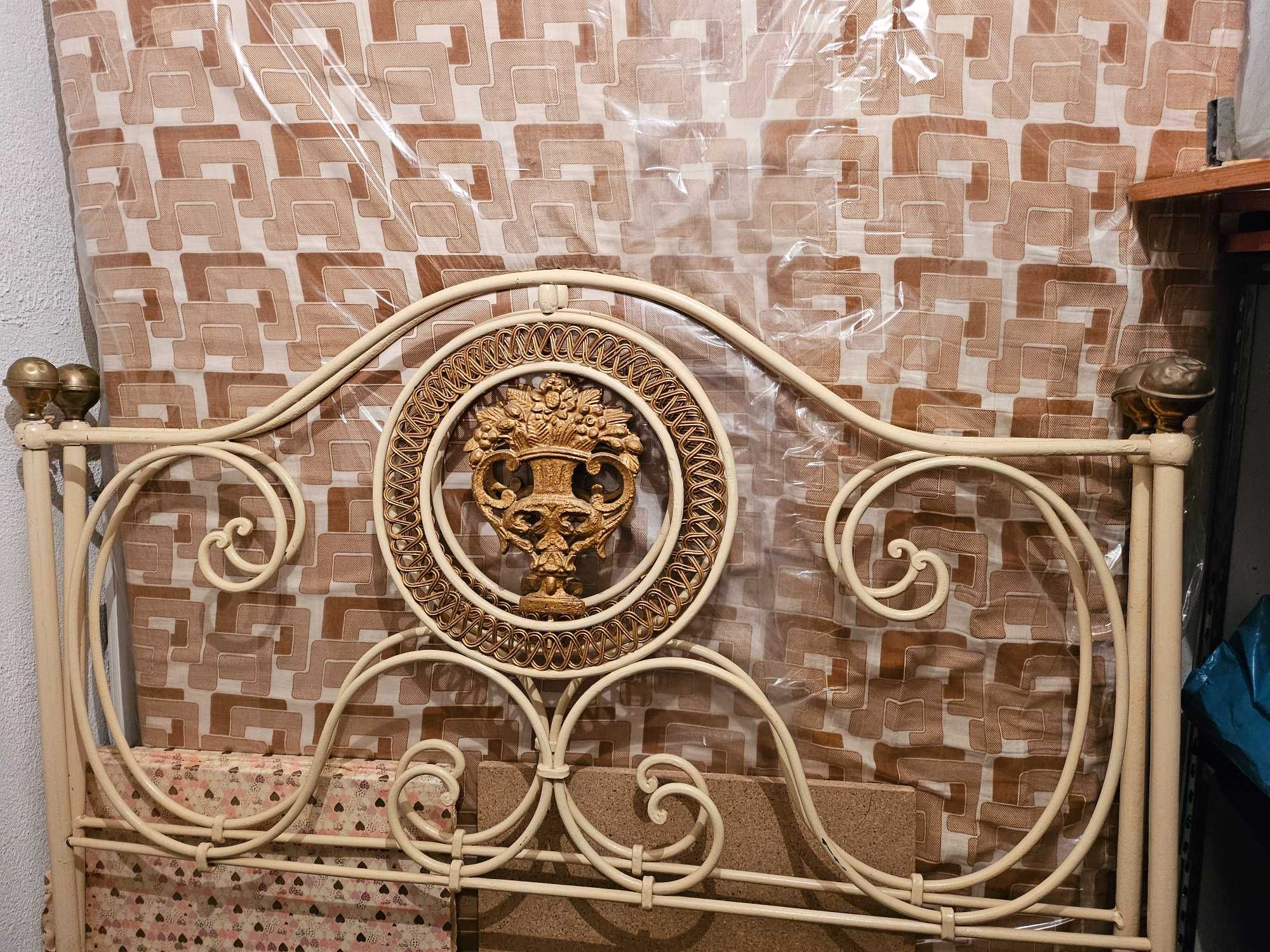 Cama de ferro com Colchão e estrado de corpo e meio.