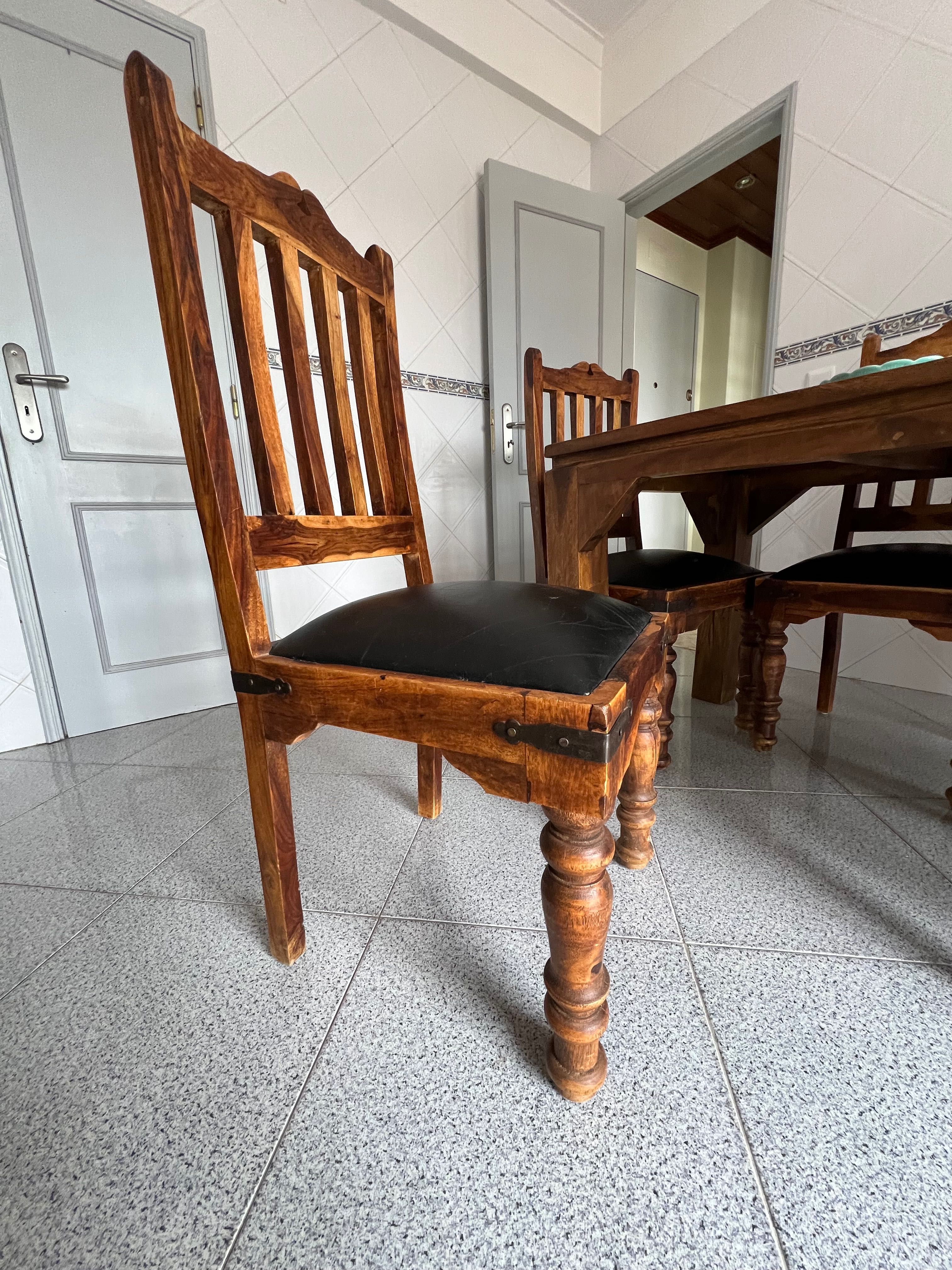 Mesa de madeira maciça e 6 cadeiras de madeira e pele