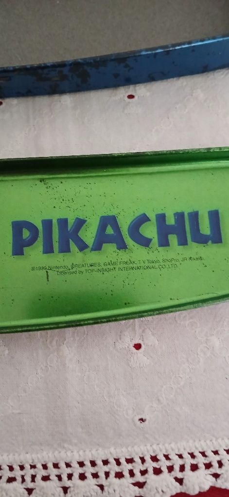 Estojo de metal Pikachu, usado