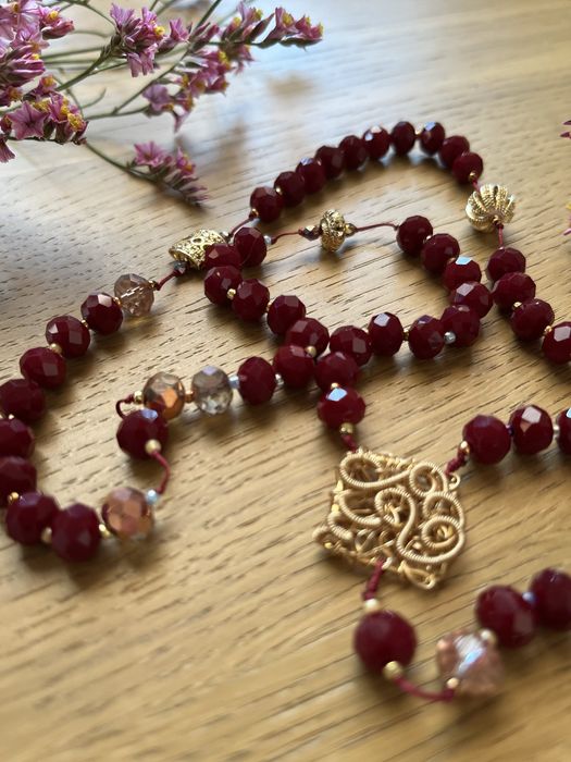 Piękny bordowy różaniec