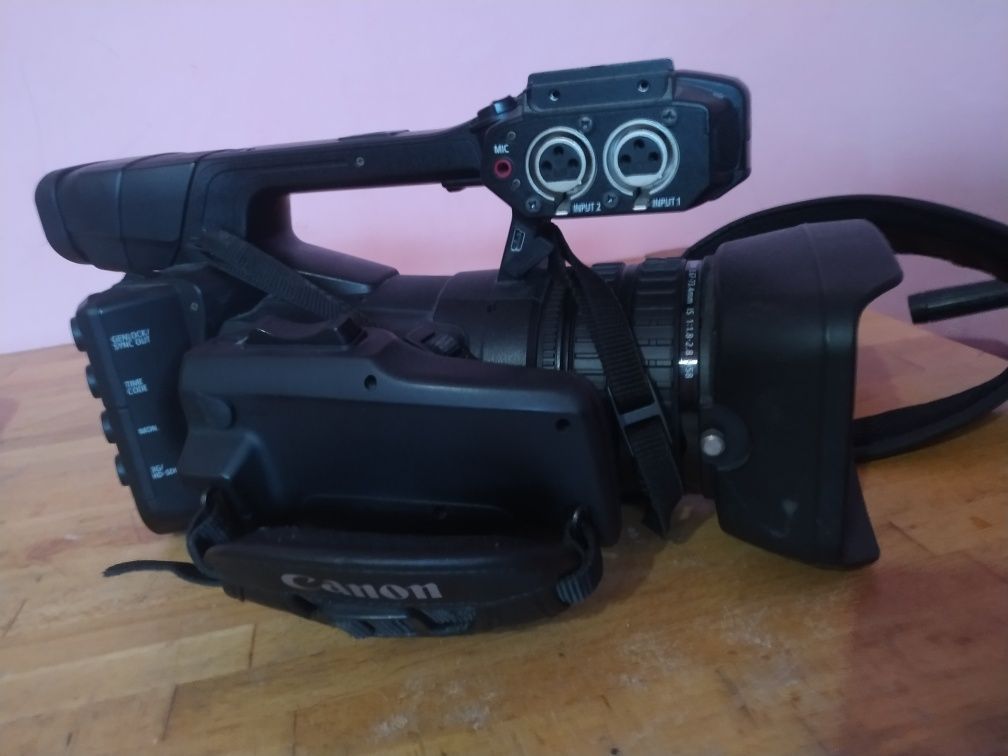 Видеокамера Canon XF205