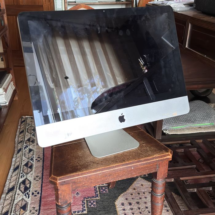 iMac 21,5” 2010 | 1TB disco novo | Liga mas sem sistema operativo