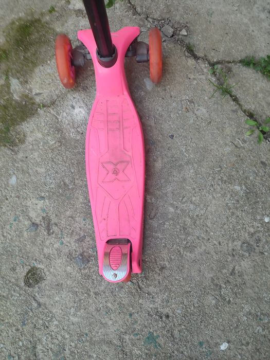 Дитячий самокат,рожевого кольору,з підсвіткою на колесах.