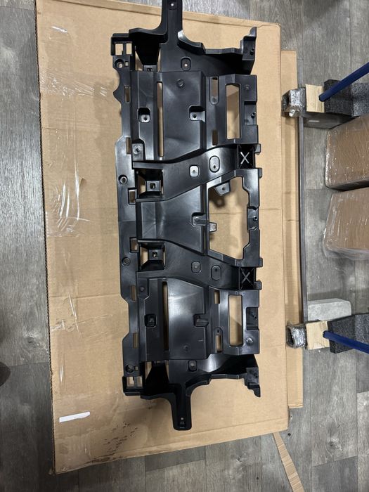 Honda Prologue центральне кріплення бампера