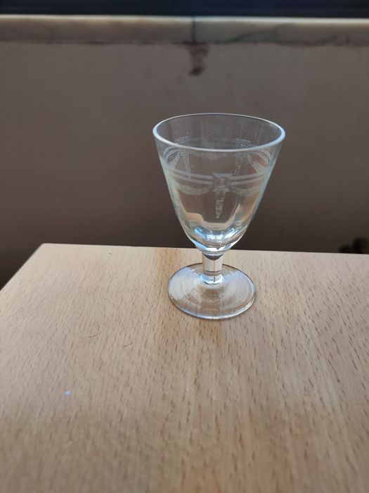 Conjunto de copos e taças antigas desenhadas á mão.