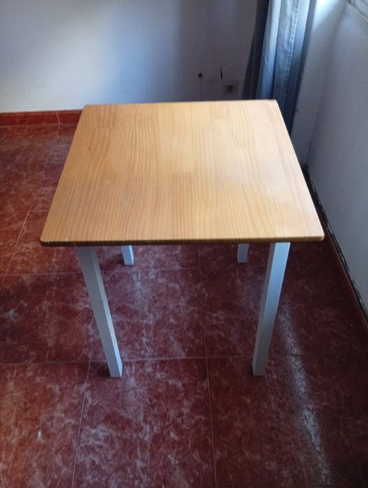 Mesa de sala marrom
