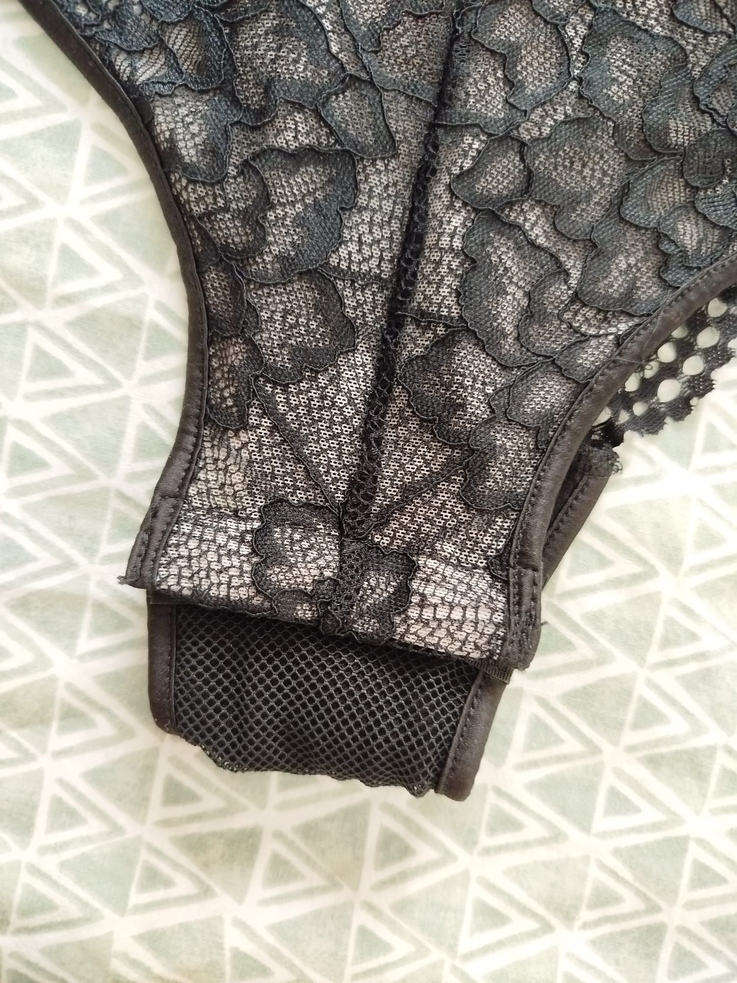 Lingerie preta com transparência