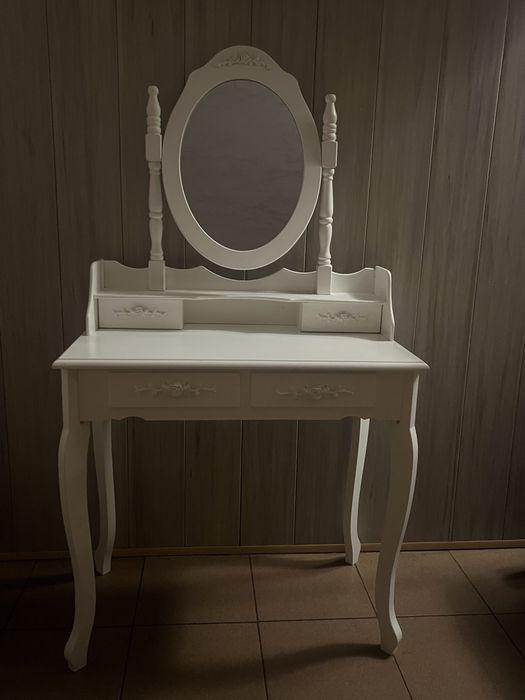 Fajna toaletka w stylu vintage