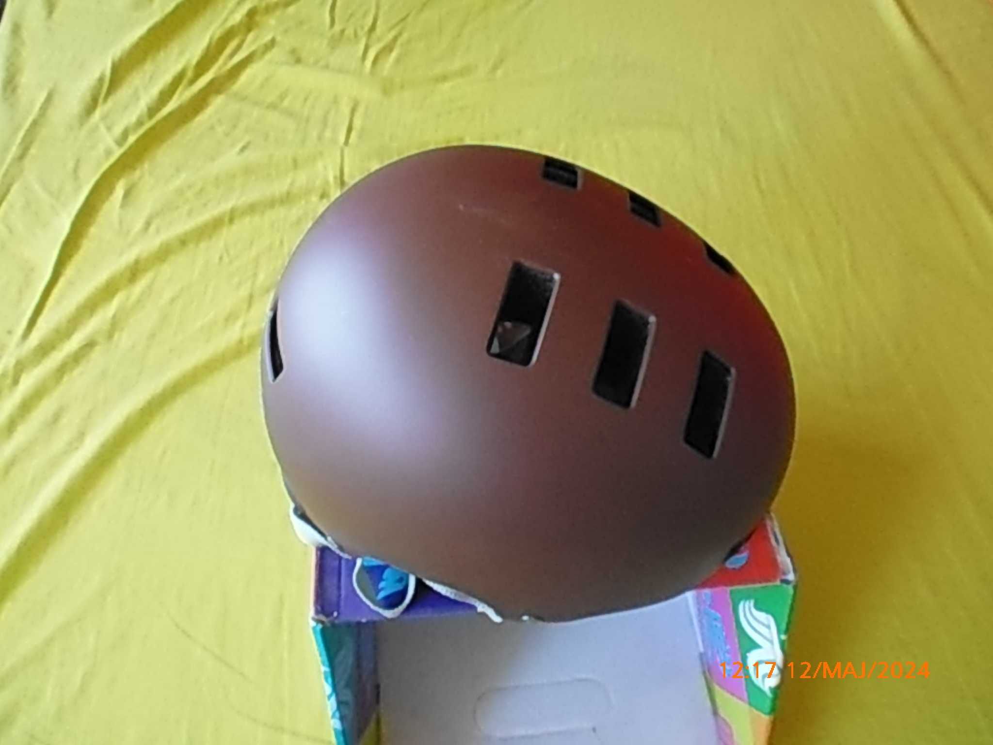 Kask dziecięcy orzech Bluegrass Super Bold(hulajnoga) roz.51-55