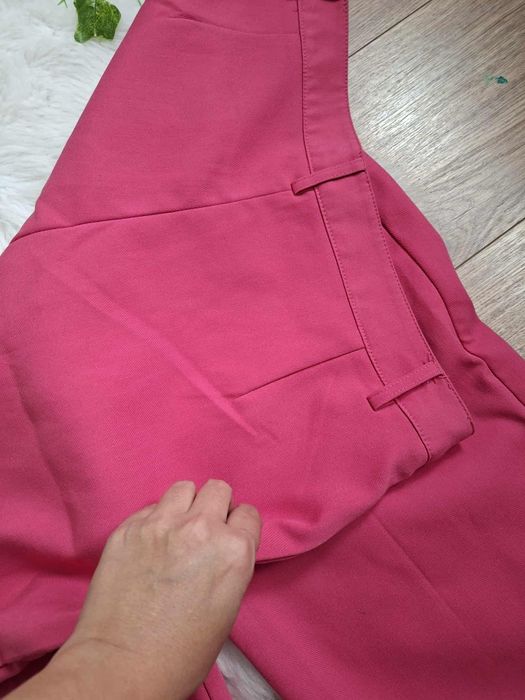 Różowe spodnie garniturowe damskie