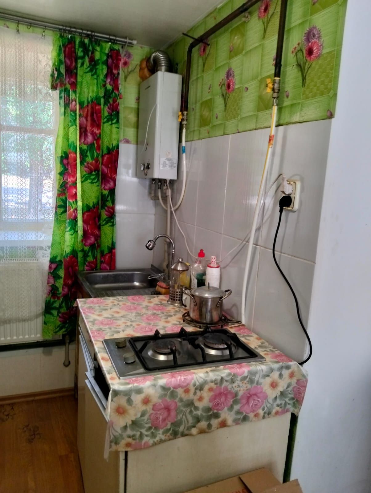 Будинок у центрі Бобринця з гостьовим будиночком та гаражем