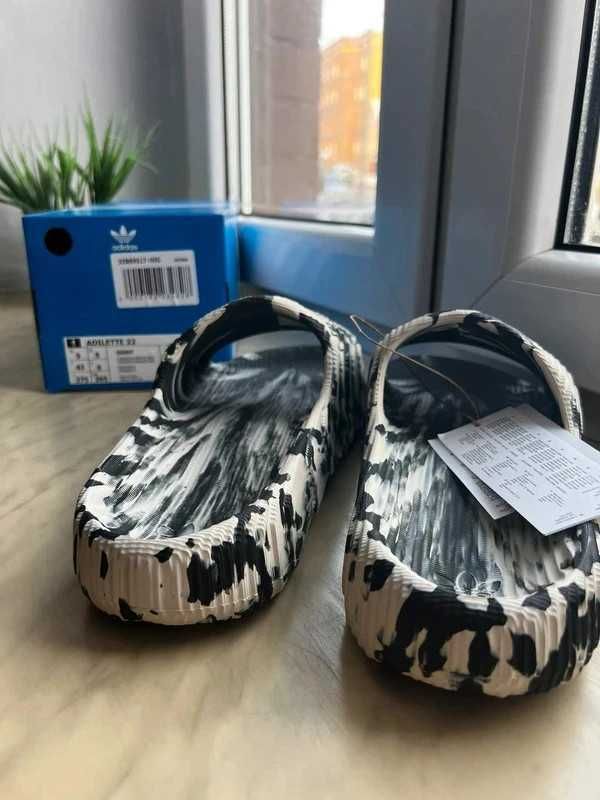 klapki adidas adilette ciemno szaro kremowe rozmiar42