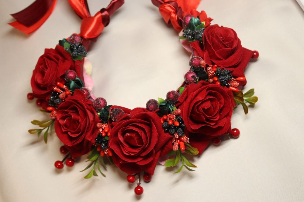 Пишний квітковий трояндовий віночок із стрічками орнамент