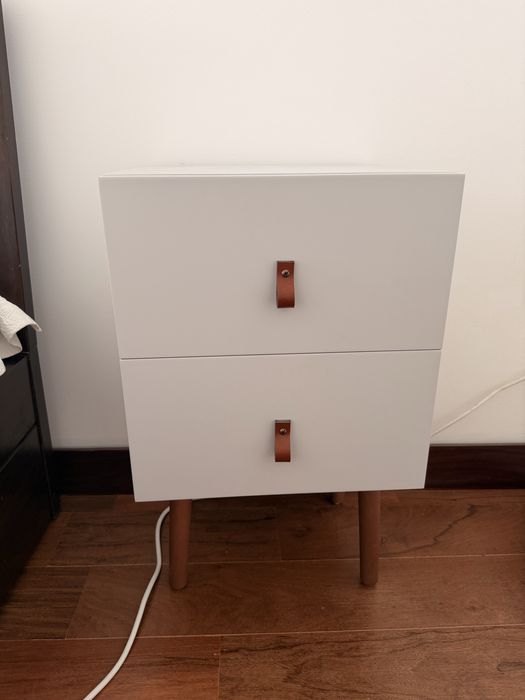 2 mesas se cabeceira marca Kenay Home