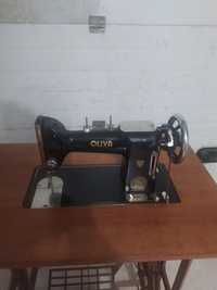 Maquina de costura oliva de 1957