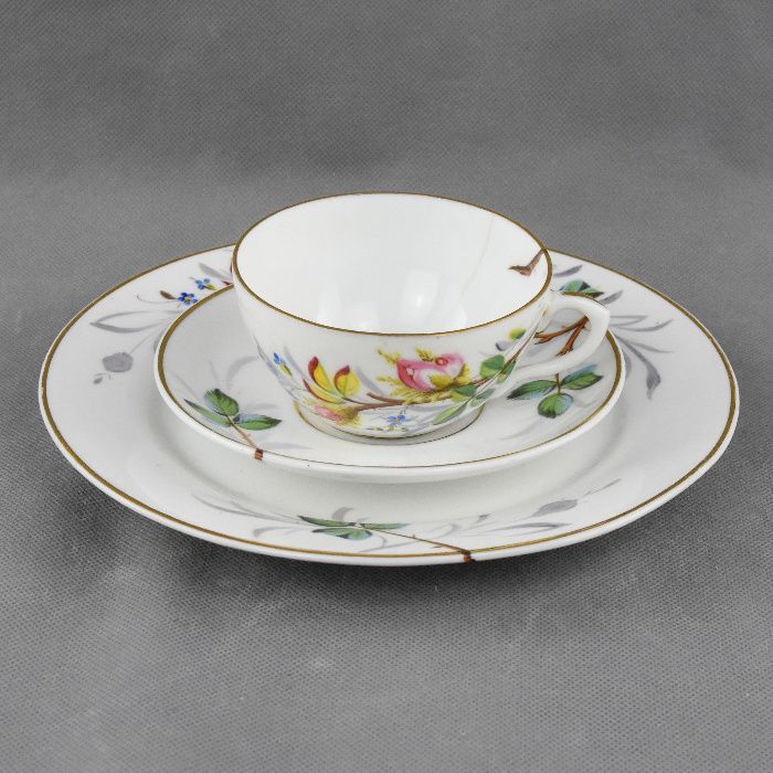 Chávena + Pires + Prato para bolo Porcelana Vista Alegre – séc. XIX