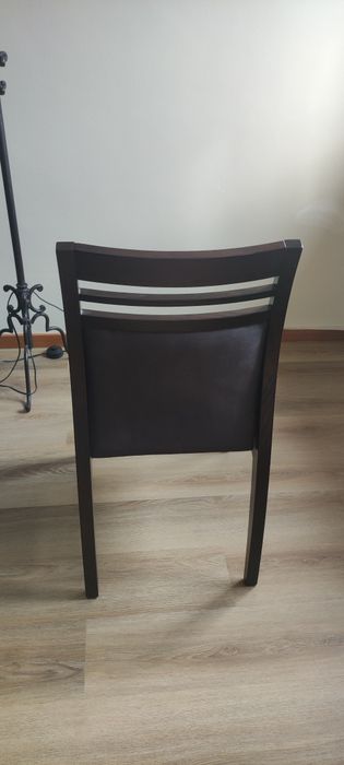 Vendo 4 cadeiras preto) castanho preço total