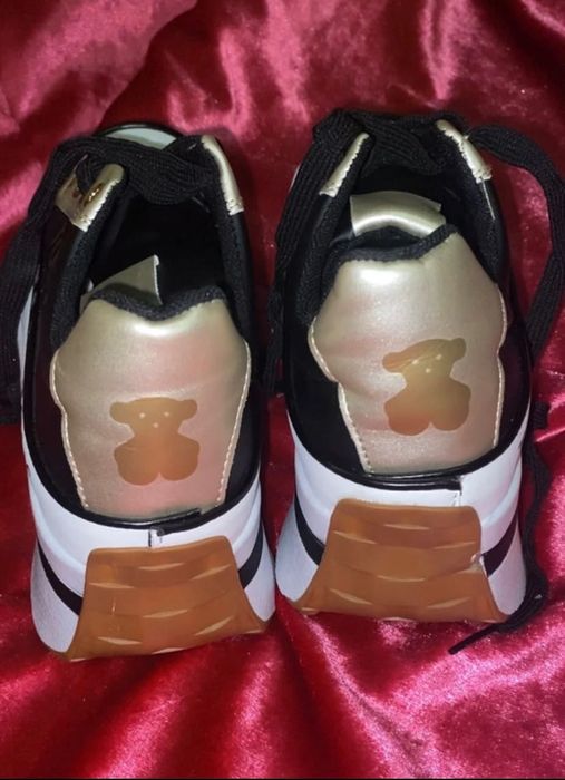 Ténis touse pretos e dourados