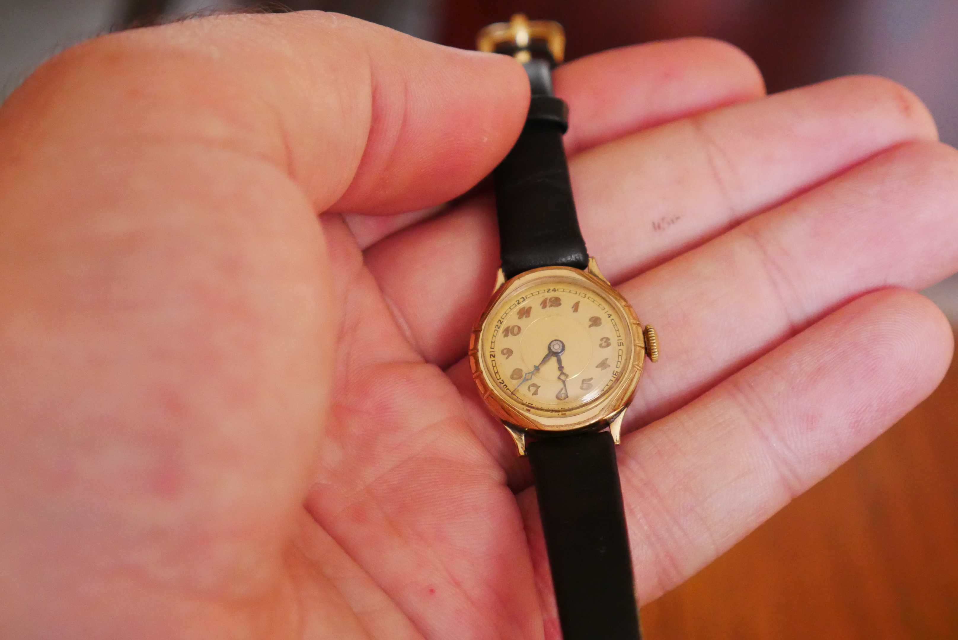 Pozłacany mały zegarek szwajcarski, przedwojenny zegareczek Swiss Made