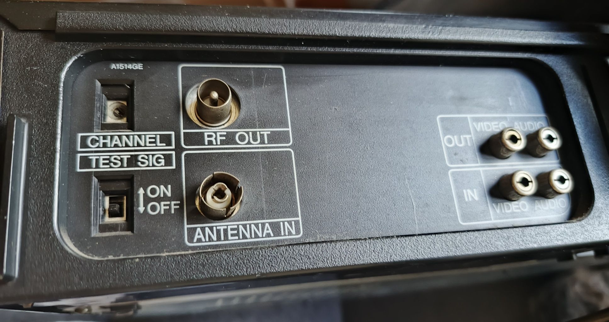 Sharp VC-A105B - magnetowid z lat 90