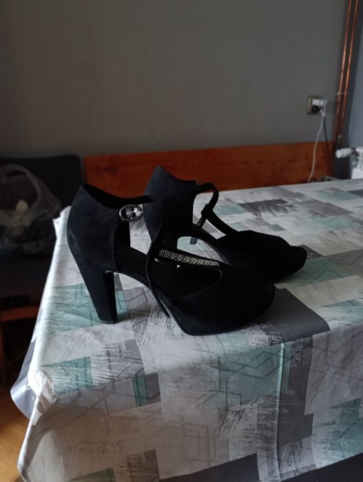 Buty czarne na obcasie