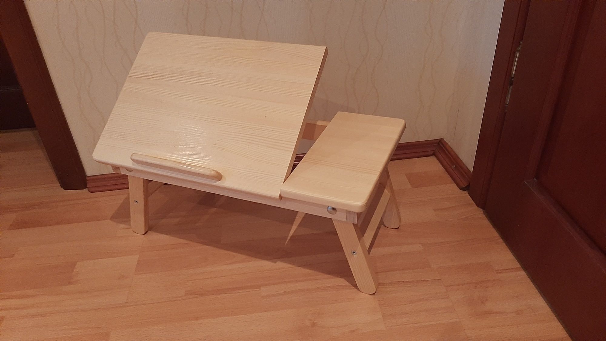 Столик з натурального дерева для ноутбука та сніданку у ліжку