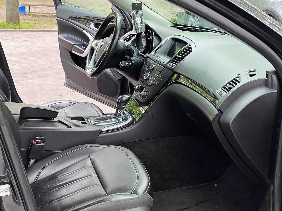 Продается отличный автомобиль представительского класса.