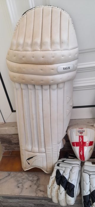Equipamento de cricket Salix usado.