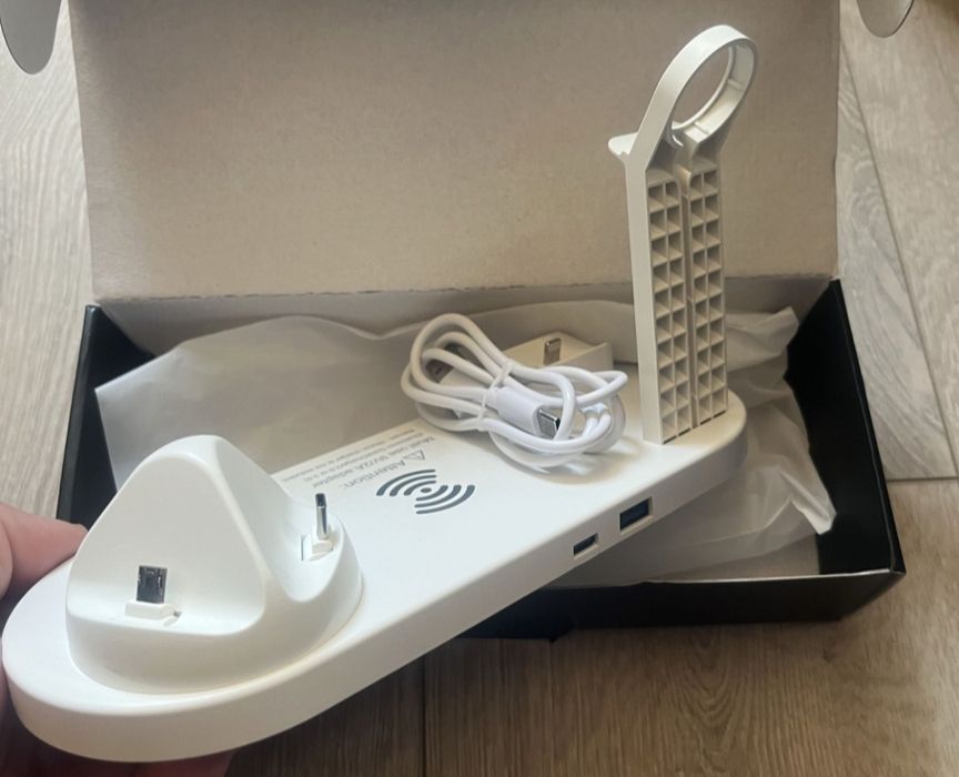 Безпроводна зарядка для телефона, годинника та  навушников.