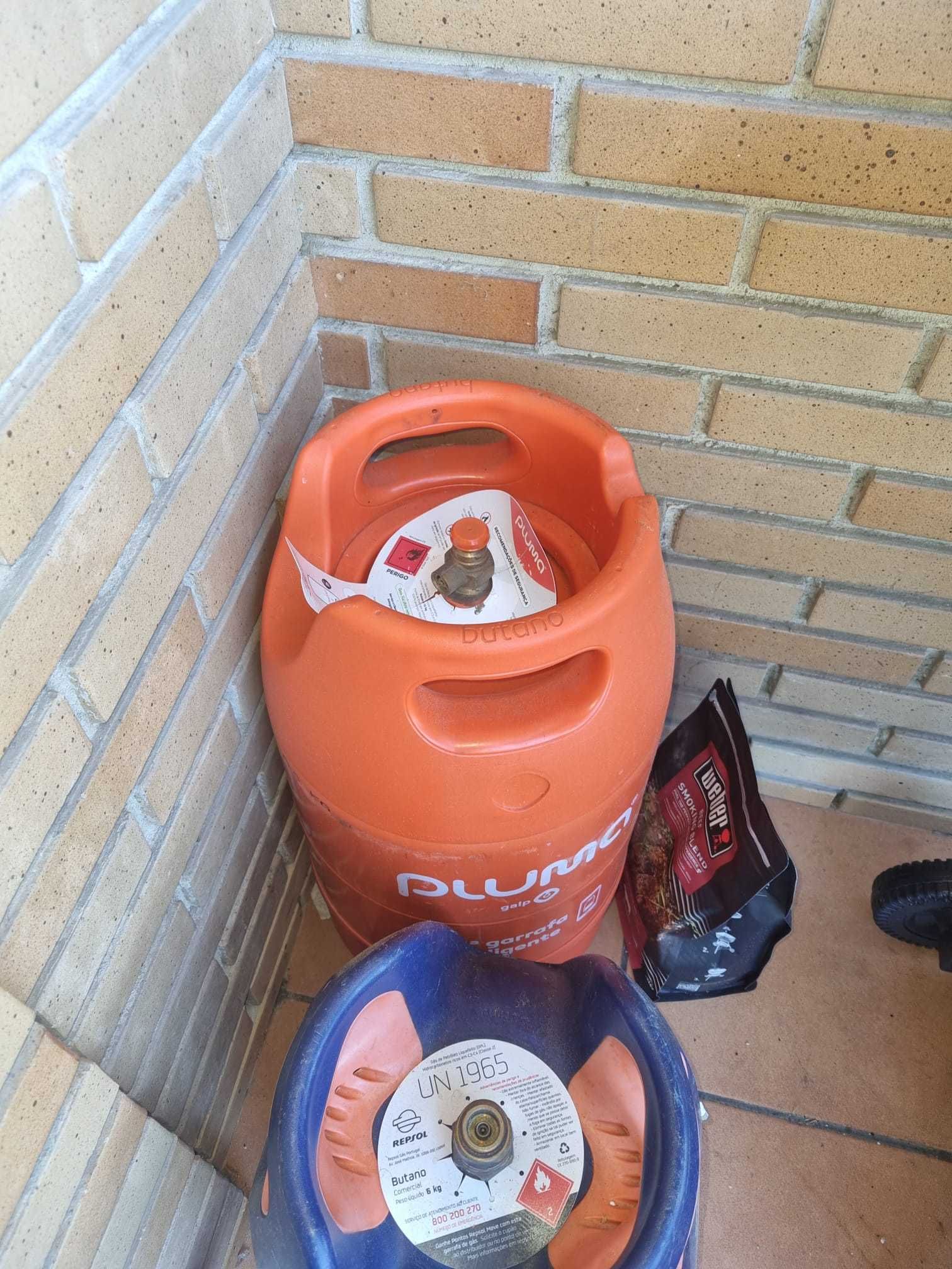 Grelhador a gás três bocas, duas botijas e acessórios
