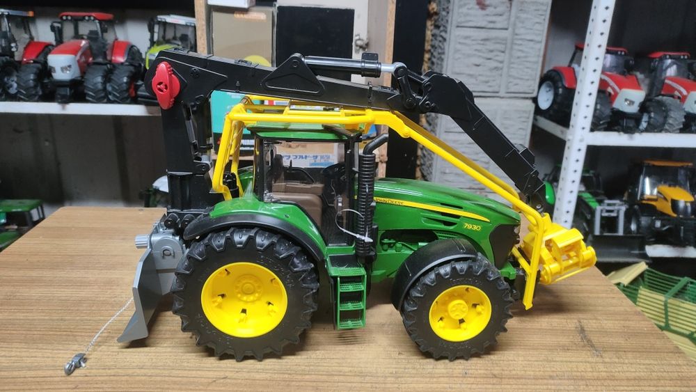 Bruder traktor John Deere Leśny