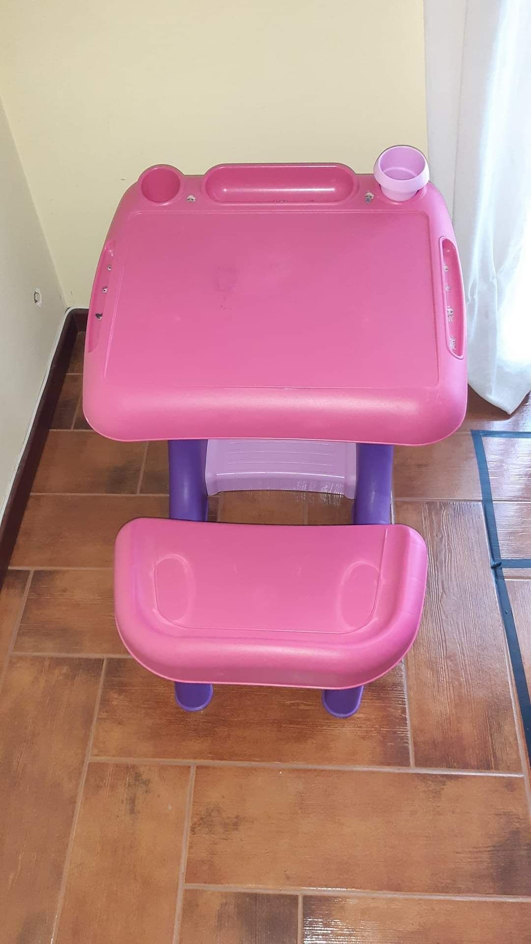 Mesa  infantil  rosa