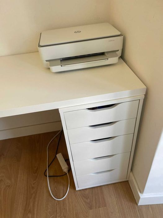 Mesa de escritório branca com gavetas laterais