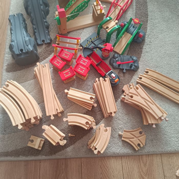 Tory drewniane, akcesoria oraz pociągi i wagoniki BRIO i inne