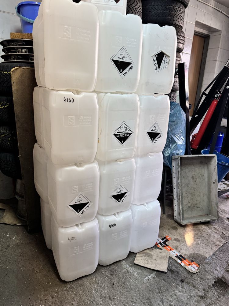 Sprzedam UMYTE SUCHE 20 L banki